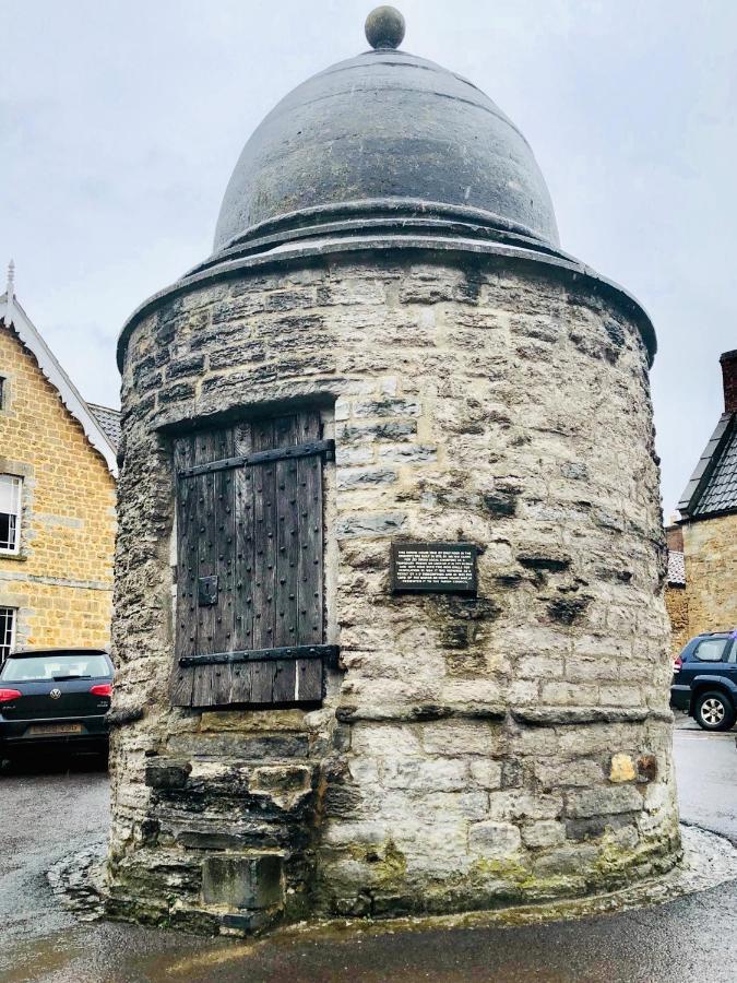 Hues - Castle Cary Exterior foto