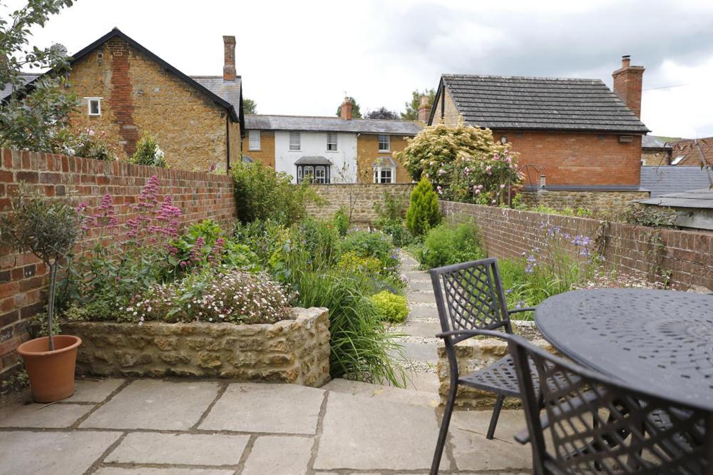 Hues - Castle Cary Exterior foto