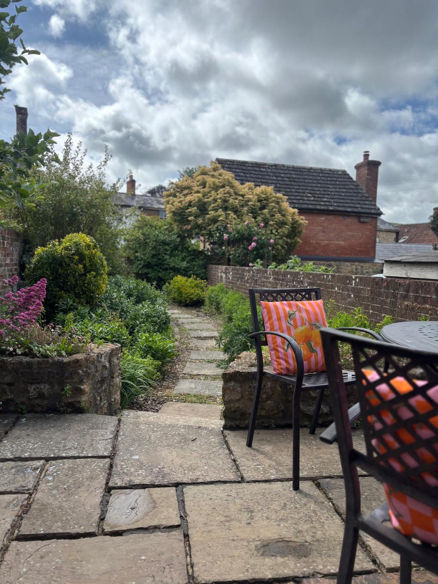 Hues - Castle Cary Exterior foto